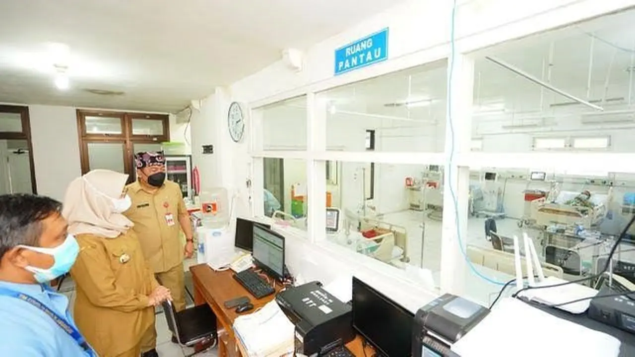 Bupati Banyuwangi Ipuk Fiestiandani (tengah) melihat ruang isolasi RSUD Blambangan beberapa waktu lalu (Istimewa)