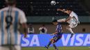 <p>Pemain Timnas Argentina U-17, Tobias Palacio (kanan) melompat untuk menghalau bola dari pemain Timnas Jepang U-17, Rento Takaoka pada laga kedua Grup D Piala Dunia U-17 2023 di Stadion Si Jalak Harupat, Kabupaten Bandung, Selasa (14/11/2023). (Bola.com/Ikhwan Yanuar)</p>