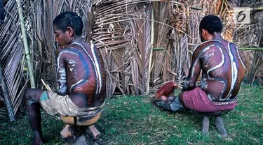 Remaja pria Suku Cahmbri di Papua Nugini menjalani tradisi skarifikasi. Dimana kulit mereka  akan dilukai menyerupai sisik buaya.