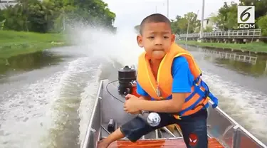 Keahlian bocah asal Thailand ini patut diacungi jempol. Meski usianya masih 5 tahun, ia mampu mengemudikan perahu.