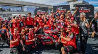 Pesta tim Ducati merayakan sukses Marc Marquez di Sirkuit Balaton Park, Hungaria. (FERENC ISZA / AFP)