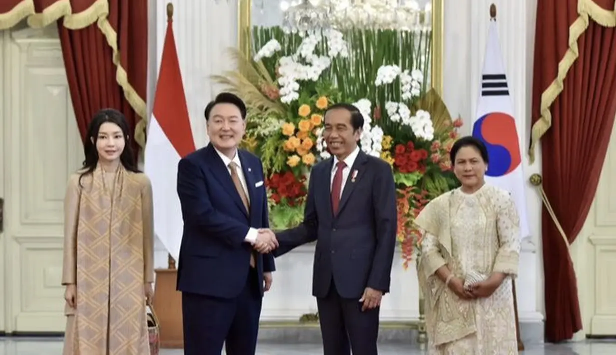 Bertemu dengan Jokowi dan Iriana, Kim Keon Hee tampil mengenakan baju serba coklat. Dari atasan lengan pandak, rok, dipadukan syalnya. [@sekretariat.kabinet]