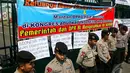  Mereka menyayangkan ada segelintir advokat yang menolak RUU Advokat disahkan oleh DPR. Polisi tampak berjaga-jaga di depan gedung DPR, Jakarta, Rabu (24/9/2014) (Liputan6.com/Faizal Fanani)