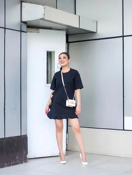 Tak kuat dengan perlakuan seperti itu, akhirnya Nindy Ayunda menggugat cerai sang suami. Nindy dan Askara Parasady menikah di tahun 2011, mereka dikaruniai dua orang anak, Abhirama Danendra Harsono, Akifa Dhinira Parasady Harsono. (Instagram/nindyparasadyharsono)