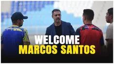 Arema FC resmi menunjuk pelatih asal Brasil, Marcos Santos, untuk menukangi tim. Dalam kunjungan perdananya ke Stadion Kanjuruhan, Malang, Marcos langsung menyapa para pemain dan staf kepelatihan.
