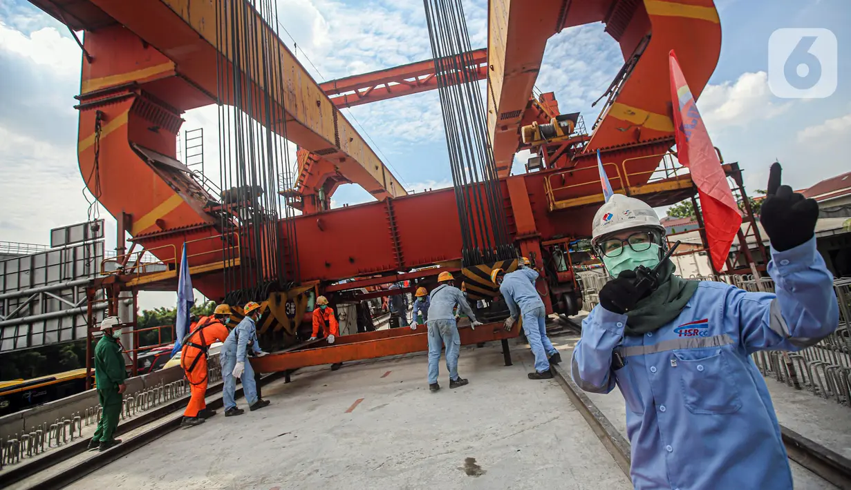 Pekerja Kereta Cepat Jakarta-Bandung (KCJB) menyelesaikan pemasangan girder box Casting Yard #1 di kawasan Jatibening Baru, Bekasi, Jawa Barat, Senin (27/6/2022). Pemasangan girder box yang dilakukan di CY#1 baik arah Jakarta ataupun Bandung sudah rampung sepenuhnya. (Liputan6.com/Faizal Fanani)