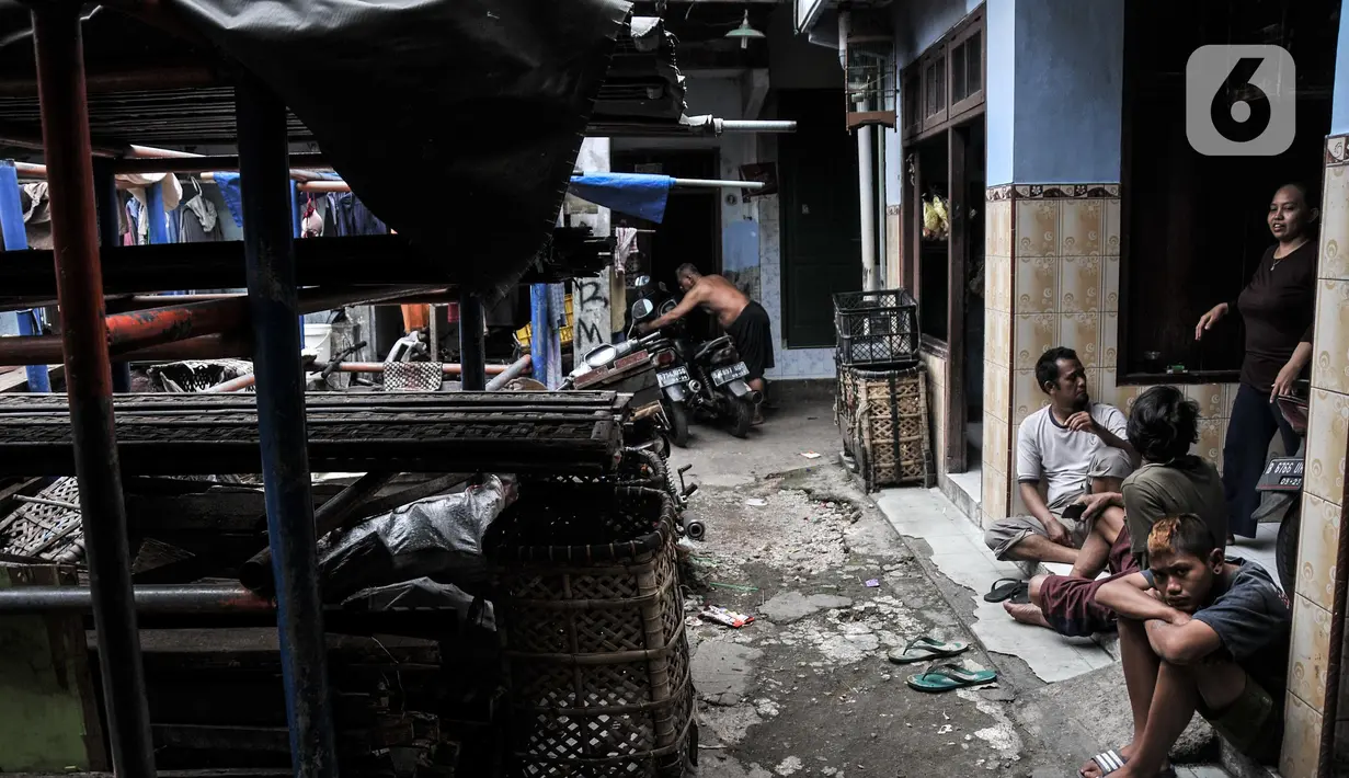Aktivitas perajin tempe saat mogok produksi di kawasan Sunter Jaya, Jakarta Utara, Senin (21/2/2022). Mulai hari ini perajin tempe dan tahu se-Pulau Jawa mogok produksi selama tiga hari ke depan sebagai respon mahalnya harga kedelai yang mencapai Rp11.000 per kg. (merdeka.com/Iqbal S. Nugroho)