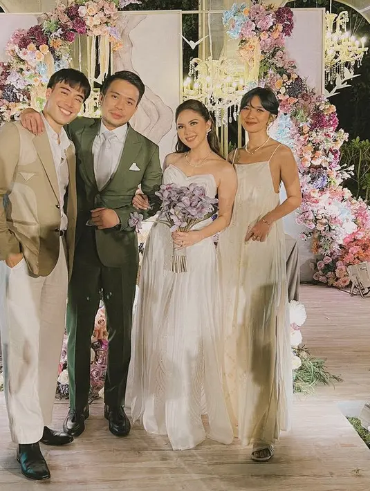 Vidi dan Sheila pun kerap hadir di kondangan, misalnya saat pernikahan Jessica Mila keduanya kompak mengenakan busana bernuansa putih.. [@vidialdiano]