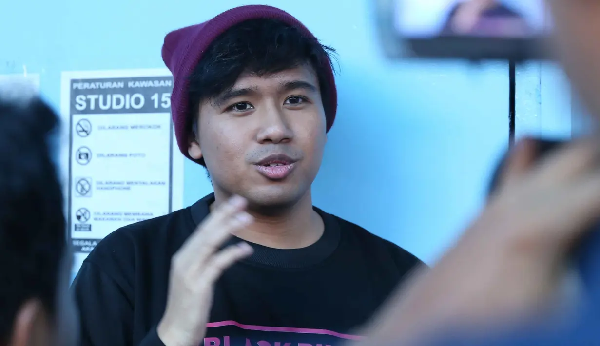 Selain sebagai bentuk menghormati teman-temannya yang menjalankan ibadah puasa, remaja kelahiran Surabaya 24 tahun silam itu juga mencoba menahan sikap. Baginya, itu lebih berat dibanding dengan menahan haus dan lapar. (Nurwahyunan/Bintang.com)