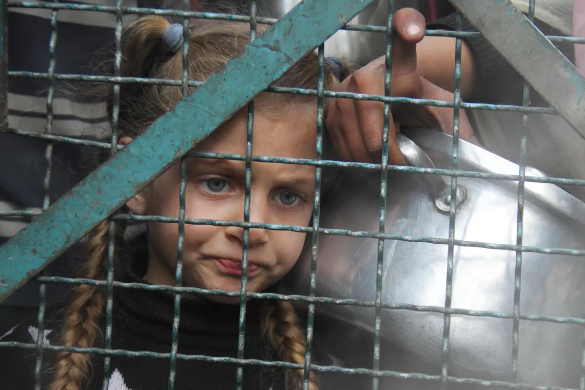 Potret Anak-anak Pengungsi Palestina Antre Pembagian Makanan di Kamp Jabaliya Jalur Gaza