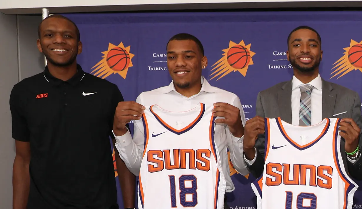 Penghargaan NBA Executive of the Year dinobatkan kepada GM tim Pheonix Suns, James Jones (kiri). (Foto: Getty Images via AFP/Christian Petersen)