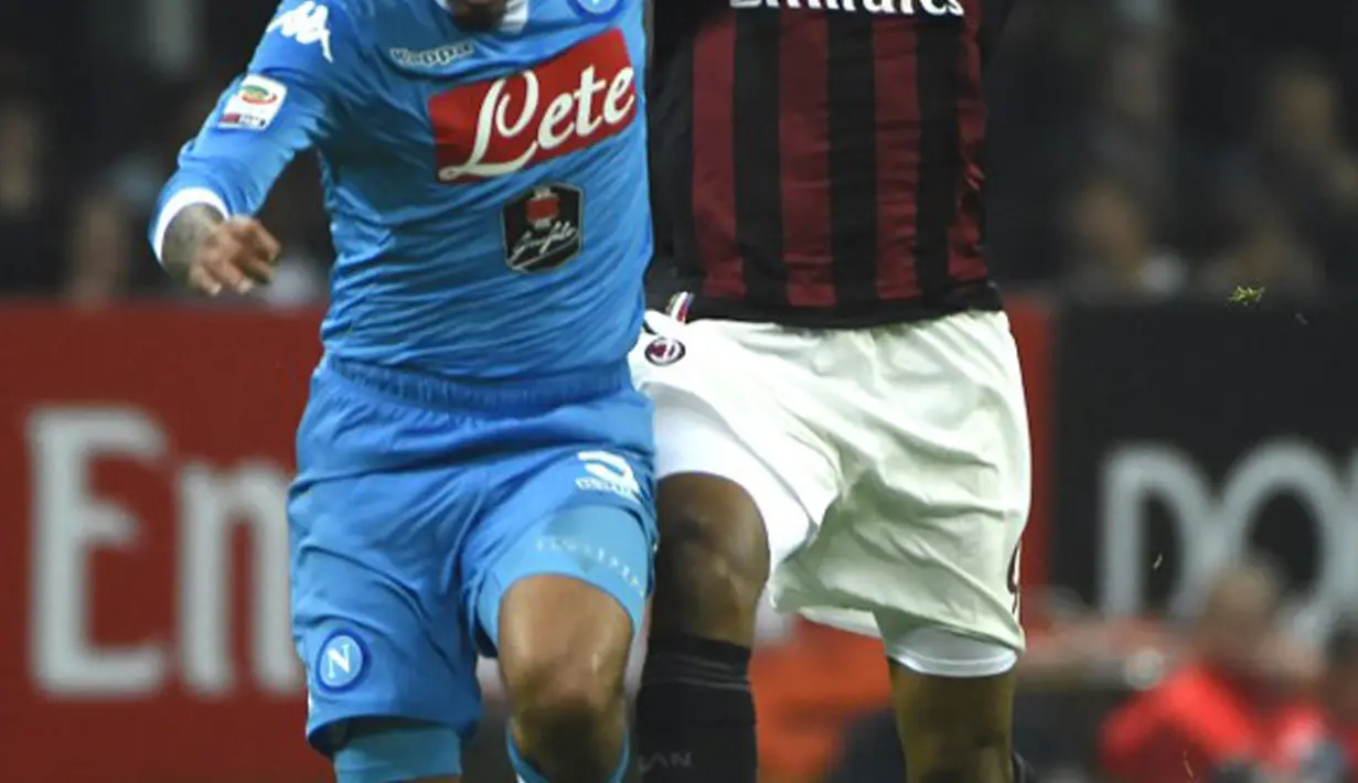 Gelandang Napoli, Allan (depan) berusaha membawa bola dari kejaran penyerang AC Milan, Luiz Adriano pada Lanjutan liga Italia di Stadion San Siro (4/10/2015). AC Milan Kalah telak atas Napoli dengan skor 0-4. (AFP PHOTO/OLIVIER MORIN)