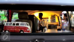 Miniatur Volkswagen Kombi dipajang sebagai hiasan mempercantik bagian dalam mobil antik d di area Food Truck Convoy dalam ajang Indonesia International Motor Show (IIMS) 2015 di JIExpo Kemayoran, Jakarta, Selasa (25/8/2015). (Liputan6.com/Andrian M Tunay)