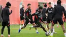Sementara, di sisi Real Madrid, laga ini menjadi misi balas dendam setelah kekalahan tersebut. Tampak dalam foto, gelandang SL Benfica asal Kolombia, Richard Rios (tengah) menghadiri sesi latihan menjelang leg pertama play-off Liga Champions 2025/2026 melawan Real Madrid di Kampus Benfica, Seixal, pinggiran Lisbon, Portugal, pada Senin 16 Februari 2026. (PATRICIA DE MELO MOREIRA/AFP)