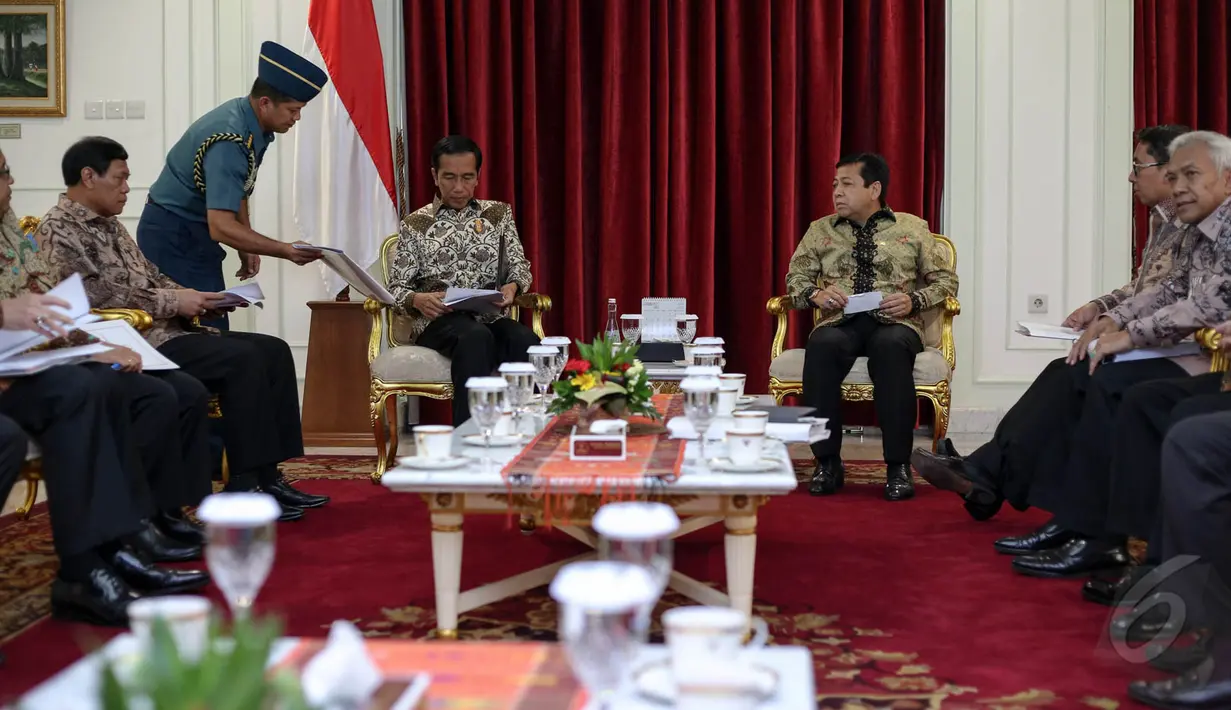 Suasana pertemuan Presiden Jokowi dengan Pimpinan DPR di Kantor Presiden, Jakarta, Senin (18/5/2015). Kedatangan DPR untuk mengajukan usulan revisi UU No. 1 Tahun 2015 tentang Pemilihan Gubernur, Bupati, dan Wali Kota. (Liputan6.com/Faizal Fanani)
