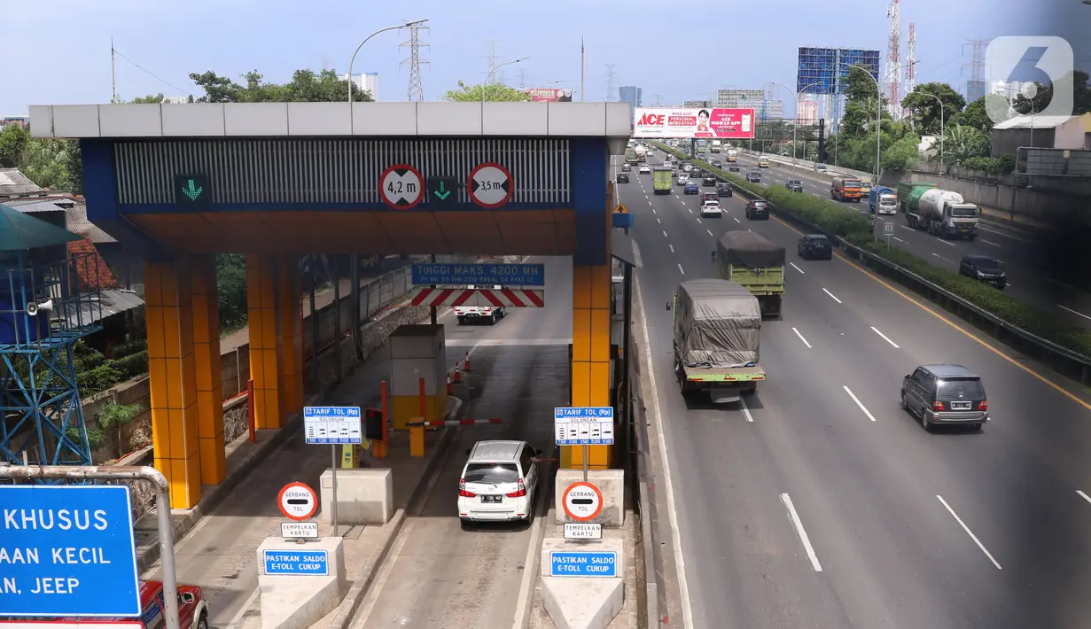 Sejumlah pengguna jasa tol saat melakukan transaksi pembayaran di gerbang tol Karang Tengah, Tangerang, Selasa (24/11/2020). Sistem baru tersebut bertujuan mengurangi kepadatan di gardu pembayaran jalan tol. (Liputan6.com/Angga Yuniar)