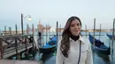 Anisha tampil dengan coat blazer putih dipadukan inner turtleneck hitam. Dan membawa sling bag Loro Piana warna biru. [@tmski]