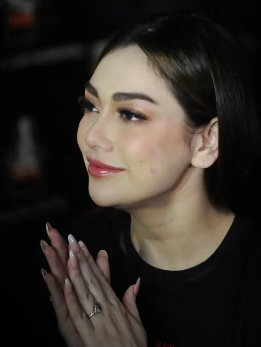 Meski sedang dirundung kesedihan Celine Evangelista mengaku harus tetap profesional bekerja. "Sebenarnya nggak mau ada di sini, maunya sama keluarga. Cuma kondisinya diharuskan ke sini jadi ya sudah," ungkap Celine. [Foto; Bambang E Ros/Fimela.com]