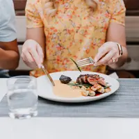 perempuan yang sedang makan/copyright unsplash.com/Priscilla Du Preez