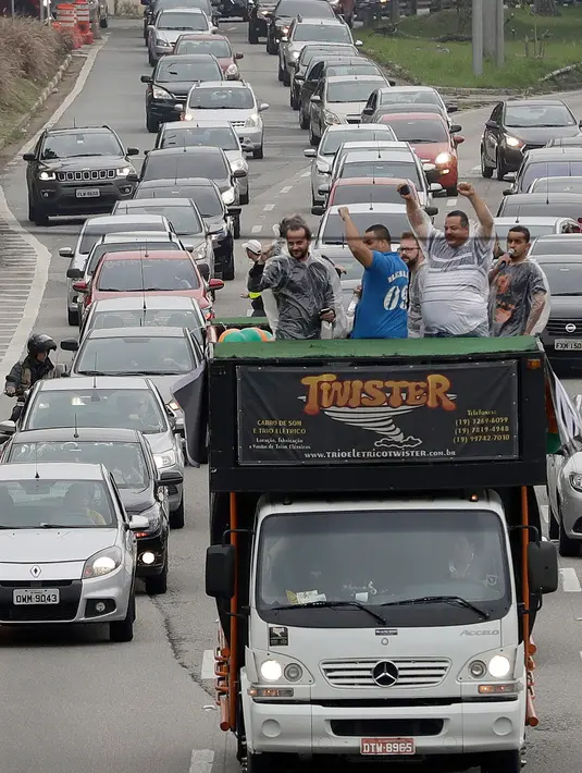 Ratusan pengemudi Uber saat menggelar aksi unjuk rasa memprotes penerapan aturan undang-undang mengenai transportas di Sao Paulo, Brasil (30/10). Aksi tersebut menimbulkan kemacetan parah di sejumlah jalan. (AP Photo / Andre Penner)