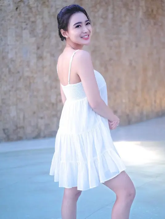 Wika Salim memamerkan senyum manis dari paras cantiknya saat berpose menyamping di tepi pantai. Dengan posenya yang menawan, cantiknya Wika bikin netizen gemas. (Instagram/wikasalim)