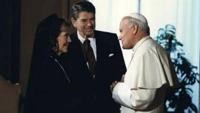 Nancy Reagan bertemu dengan Paus John Paul II pada 7 Juni 1982 di Vatikan (Wikipedia/Public Domain)
