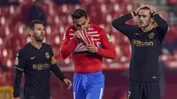 Pemain Barcelona Antoine Griezmann (kanan) bereaksi di samping Lionel Messi (kiri) saat melawan Granada pada pertandingan perempat final Copa del Rey di Stadion Los Carmenes, Granada, Spanyol, Rabu (3/2/2021). Barcelona mengalahkan Granada 5-3 dan mendapatkan tiket semifinal Copa del Ray. (AP Photo)