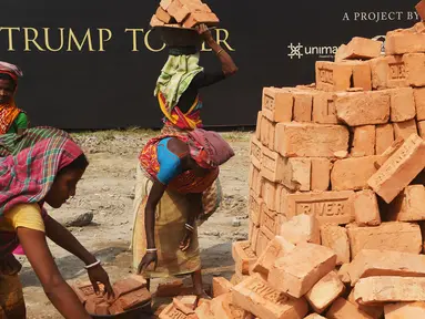 Buruh wanita India mengangkat batu bata untuk pembangunan konstruksi Trump Tower atau Menara Trump di Kolkata, India (20/2). (AFP/ Dibyangshu Sarkar)