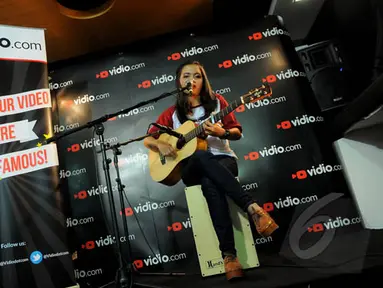 Alif Ekacahya, pemenang keempat ajang Video Music Contest saat tampil di kantor Vidio.com, SCTV Tower, Senayan City, Jakarta. Foto diambil pada Senin (26/1/2015). (Liputan6.com/Faisal R Syam)
