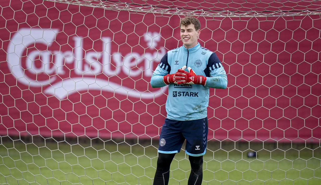 Kiper Denmark Mads Hermansen mengikuti sesi latihan sebelum pertandingan babak kualifikasi Euro 2024 di Helsingoer, Senin (20/3/2023). (Photo by Liselotte Sabroe / Ritzau Scanpix / AFP)