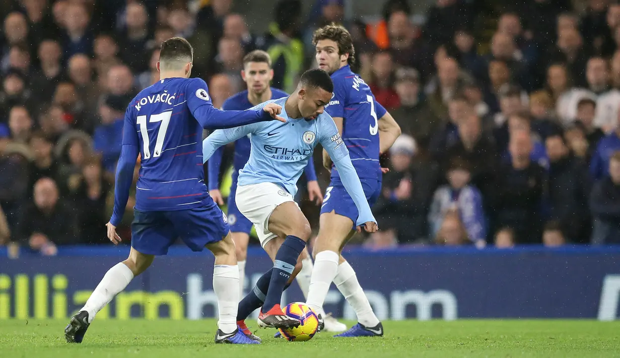 Striker Manchester City, Gabriel Jesus berusaha melewati dua pemain Chelsea, Marcos Alonsodan Mateo Kovacic selama pertandingan lanjutan Liga Premier Inggris di Stamford Bridge di London (8/12). Chelsea menang 2-0 atas City. (AP Photo/Tim Ireland)