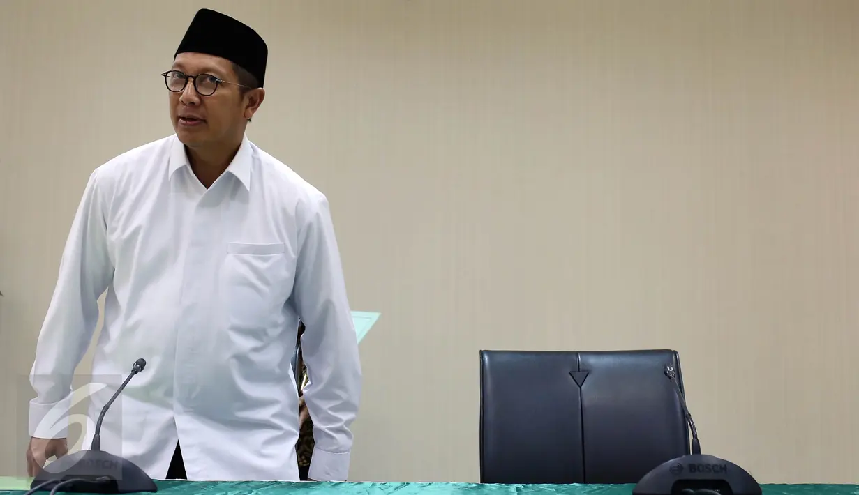 Menag Lukman Hakim Saifuddin bersiap jumpa pers terkait ceramah di rumah-rumah Ibadah, Jakarta, Jum'at (28/4). Ceramah tidak membawa kepentingan atau unsur politik dan tidak mempertentangkan unsur SARA. (Liputan6.com/Johan Tallo)