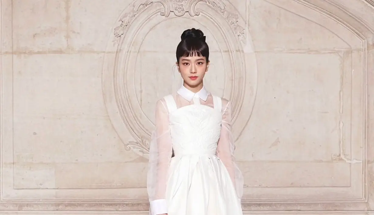 Jisoo pernah tampil memukau dengan tampilan yang berbeda dari biasanya. Rekan Lisa Blackpink ini tampil menawan di acara Dior 2023 Haute Couture. Kecantikan Jisoo ini sukses menyita perhatian warganet. (Liputan6.com/IG/sooyaa_)