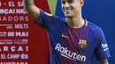 Philippe Coutinho saat menyapa fans pada sesi perkenalan di Camp Nou stadium, Barcelona, Spain, (8/01/2018). Coutinho bergabung dengan Barcelona dari Liverpool dengan nilai transfer sebesar 160 juta euro. (AFP/Lluis Gene)