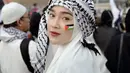 Ririe Fairuz tampil dengan sorban putih hitam di kepalanya, yang juga dipadukan kerudung putihnya. [@ririe_fairus]