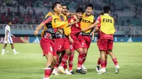 Selebrasi para pemain Timnas Indonesia U-17 setelah Arkhan Kaka (tengah) mencetak gol penyeimbang 1-1 ke gawang Timnas Panama U-17 lewat sundulan kepala pada laga kedua Grup A Piala Dunia U-17 2023 di Stadion Gelora Bung Tomo (GBT), Surabaya, Senin (13/11/2023). (Bola.com/Bagaskara Lazuardi)