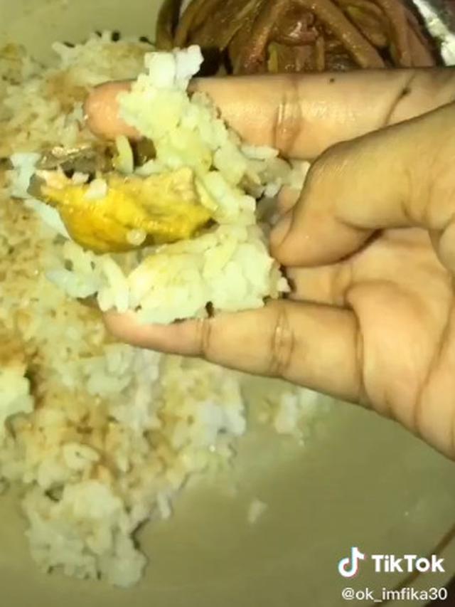 Viral, Wanita Ini Miliki Kebiasaan Makan Dengan Campuran Bumbu MSG