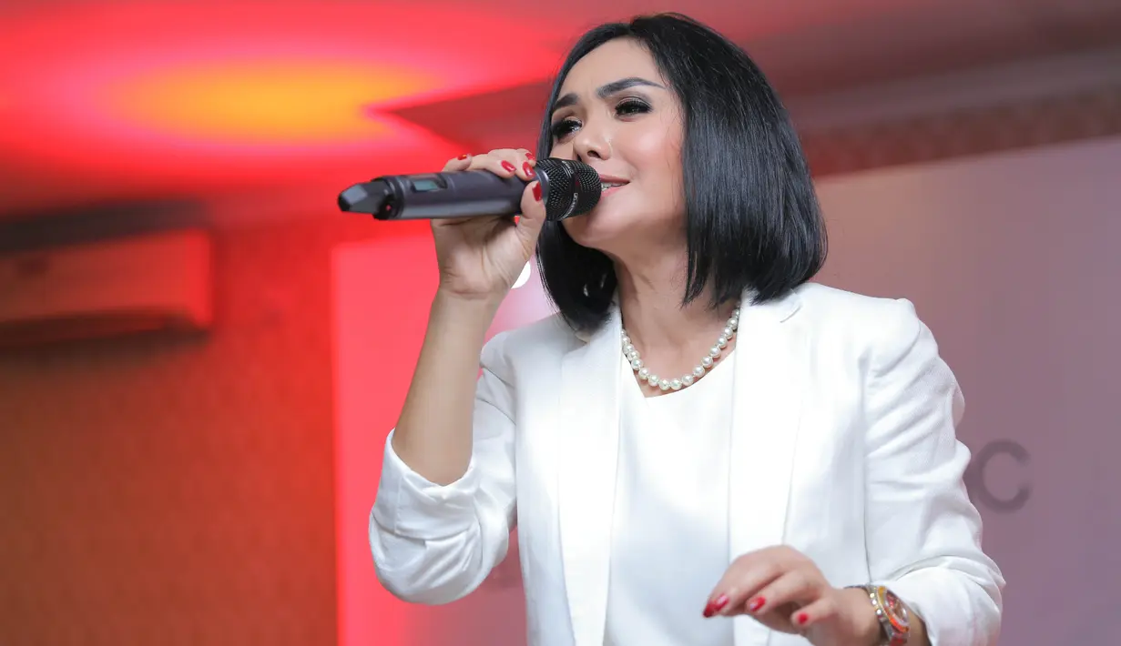 Wanita kelahiran Malang, 44 tahun silam itu mengaku malas menghabiskan waktunya menjalani perawatan. Hanya saja, saat benar-benar diperlukan, ia baru berangkat ke pusat kecantikan. (Andy Masela/Bintang.com)