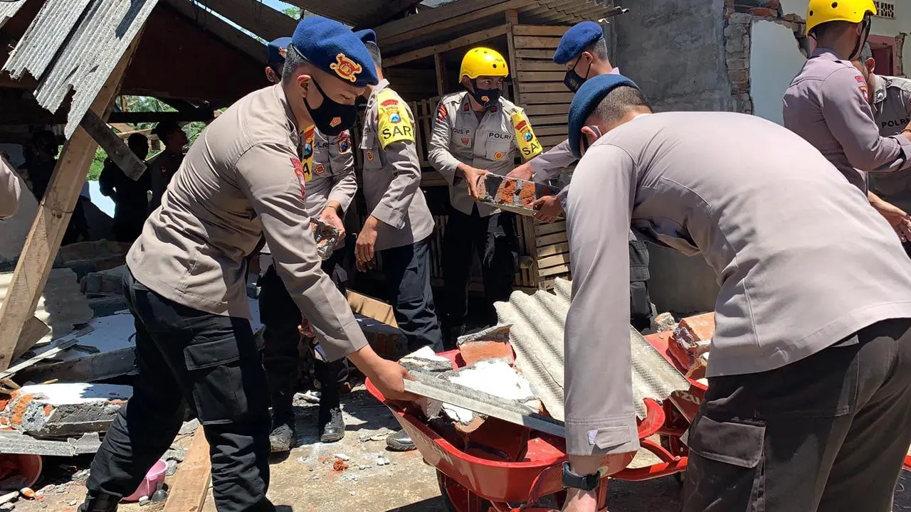Brimob Polda Jatim membantu penanganan korban gempa Malang. (Dian Kurniawan/Liputan6.com)