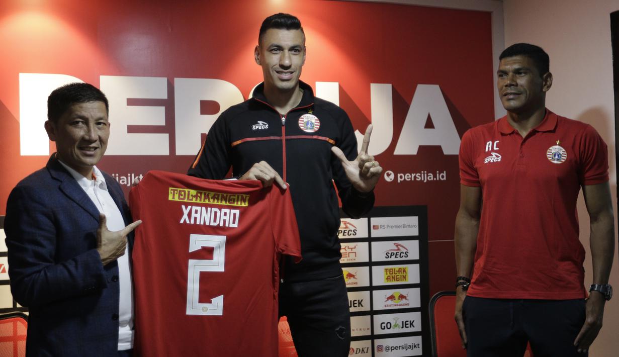 Pemain baru Persija Jakarta, Alexander Luiz Reame, menunjukan jersey yang akan digunakan nanti saat konferensi pers perkenalan dirinya di kantor Persija Jakarta, Jakarta, Jumat (30/8). Persija kenalkan pemain asing baru untuk mengarungi putaran 2 Liga 1. (Bola.com/Yoppy Renato)