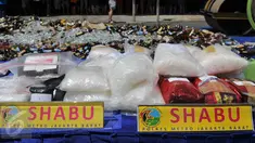 Sejumlah shabu saat pemusnahan barang bukti di Polsek Palmerah, Jakarta, Rabu (23/12). Barang bukti yang dimusnahkan yaitu 38,8 kg ganja, 19,9 kg shabu, 7.477 butir ekstasi, 519 psikotropika H-5 dan 5.400 botol miras. (Liputan6.com/Gempur M Surya)