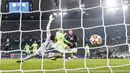 Pemain Lille Burak Yilmaz (kanan) mencetak gol ke gawang Wolfsburg yang dijaga kiper Koen Casteels pada pertandingan sepak bola Grup G Liga Champions di Wolfsburg, Jerman, 8 Desember 2021. Lille menang 3-1. (AP Photo/Martin Meissner)