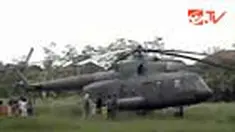 Sebuah helikopter milik TNI Angkatan Darat mendarat darurat di lapangan sepak bola di Cirebon. Angin dari putaran baling-baling helikopter pun menerbangkan puluhan genteng rumah. 