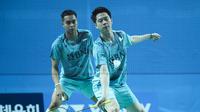 Ganda putra Indonesia, Kevin Sanjaya Sukamuljo/Rahmat Hidayat, tampil pada 16 besar Korea Masters 2023 di Gwangju Women's University Stadium, Kamis (9/11/2023). (Bola.com/PBSI)