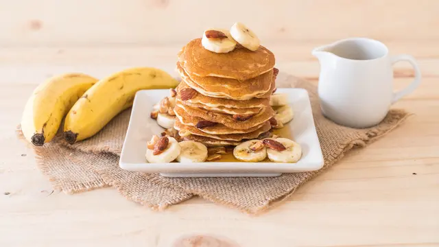 Ilustrasi pancake gandum utuh dengan selai kacang almond dan topping pisang/freepik.com/topntp26
