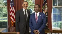 Presiden AS Barack Obama (kanan) dan Dubes Guinea Ruben Maye Nsue Mangue (kiri). (VOA News)
