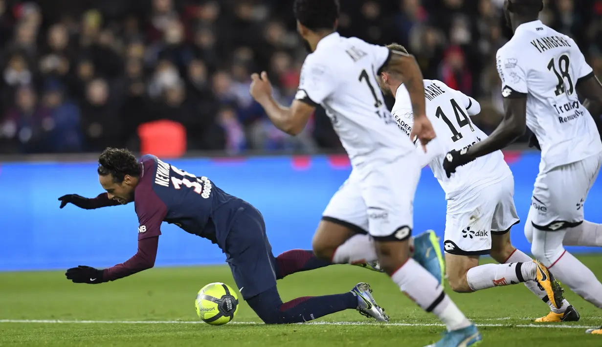 Pemain PSG, Neymar jatuh saat berusaha melewati adangan para pemain Dijon pada laga Ligue 1 di Parc des Princes stadium, Paris, (17/1/2018). PSG menang telak 8-0. (AFP/Christophe Simon)