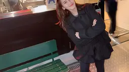 Begini outfit liburan all black Ayu Ting Ting di Jepang. Ayu tampil dengan gaya busana kasual dan modis serba hitam. Ayu terlihat memakai mantel hitam dan memadupadankannya dengan rok mini serta celana panjang warna hitam. Kontras dengan busana all black-nya, flat shoes merah yang dikenakan Ayu mendukung penampilannya saat liburan ini jadi makin manis dan menarik. (Liputan6.com/IG/@ayutingting92)