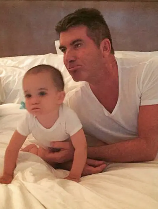 Belum lama ini pria berusia 56 tahun itu mengungkapkan perasaan bahagia dan bangganya setelah menjadi seorang ayah dari Eric yang kini telah berusia satu setengah tahun. (via Instagram/@simoncowellonline)