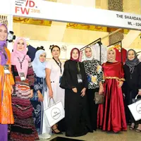 Ragamnya busana muslim, The Shahdan ikut memeriahkan Indonesia Fashion Week 2018.